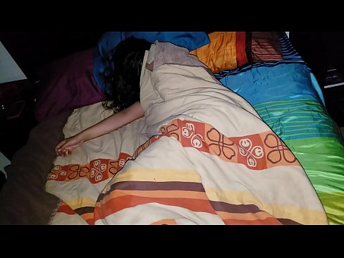 ❤️ Vicfilo kritikante sian junan duonpatrinon dum ŝi dormas. ❤ Kvalita porno ĉe eo.dewporn.ru ☑